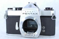 Appareil photo argentique Pentax SL avec une lentille à focale fixe, entretenu et nettoyé.