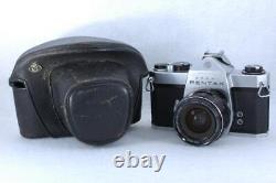 Appareil photo argentique Pentax SL avec une lentille à focale fixe, entretenu et nettoyé.