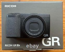 Appareil photo numérique compact Ricoh GR IIIx avec objectif à focale fixe de 24,2 MP APS-C, noir.