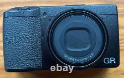 Appareil photo numérique compact Ricoh GR IIIx avec objectif à focale fixe de 24,2 MP APS-C, noir.