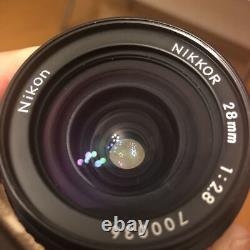 Objectif grand angle à mise au point unique Nikon Nikkor 28mm F2.8 avec monture et capuchon pour chambre noire.