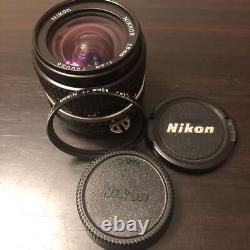 Objectif grand angle à mise au point unique Nikon Nikkor 28mm F2.8 avec monture et capuchon pour chambre noire.